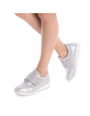 Tenis para mujer marca Xti, Color Plata.